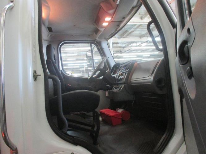 FREIGHTLINER BUSINESS CLASS M2 106