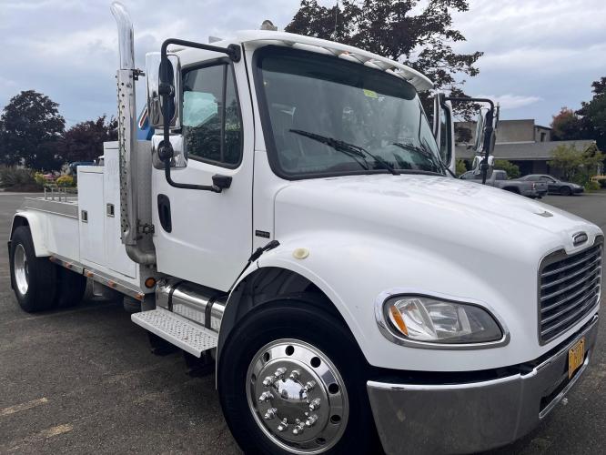 FREIGHTLINER BUSINESS CLASS M2 106