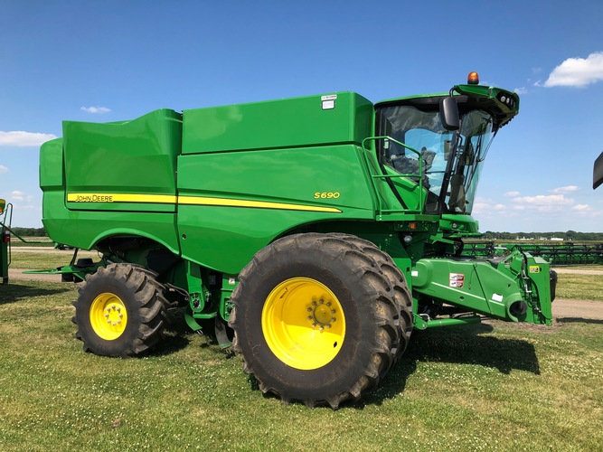 John Deere S690
