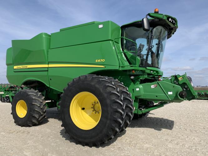 John Deere S670