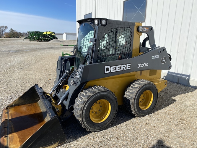 John Deere 320G