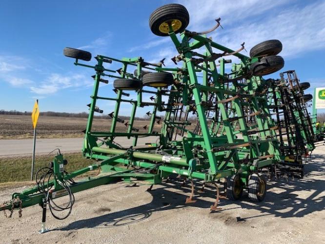 John Deere 2210