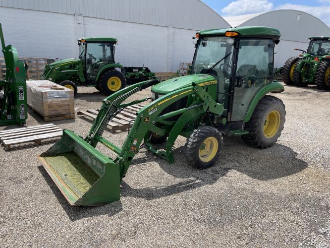 John Deere 3046R