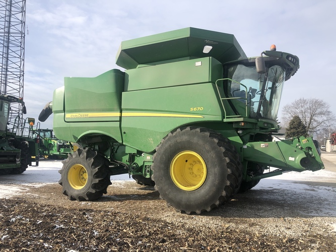 John Deere S670