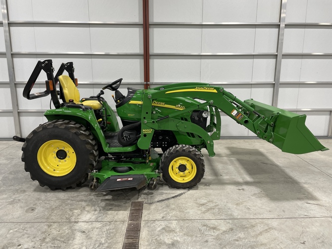 John Deere 3320