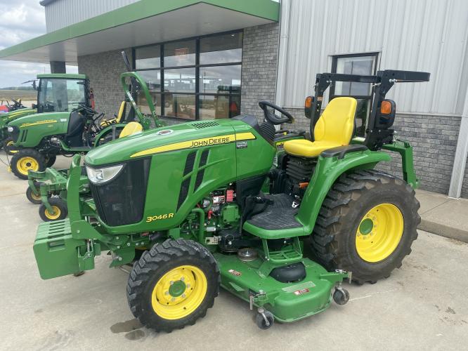 John Deere 3046R