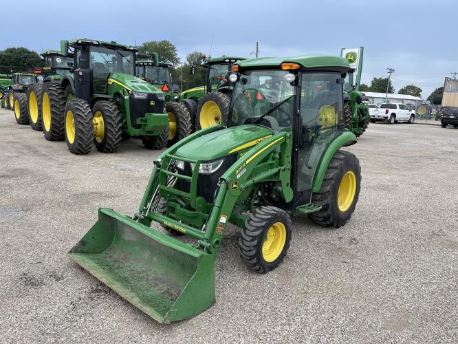 John Deere 3046R