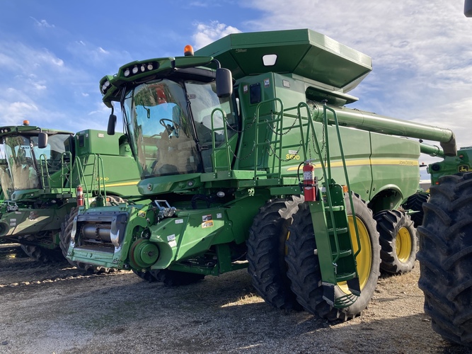 John Deere S670