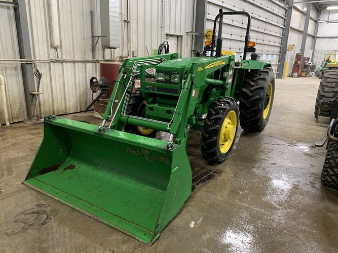 John Deere 5055E