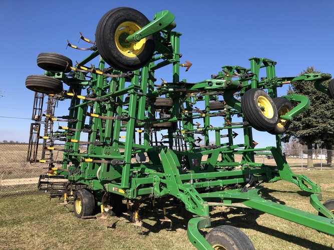John Deere 2210