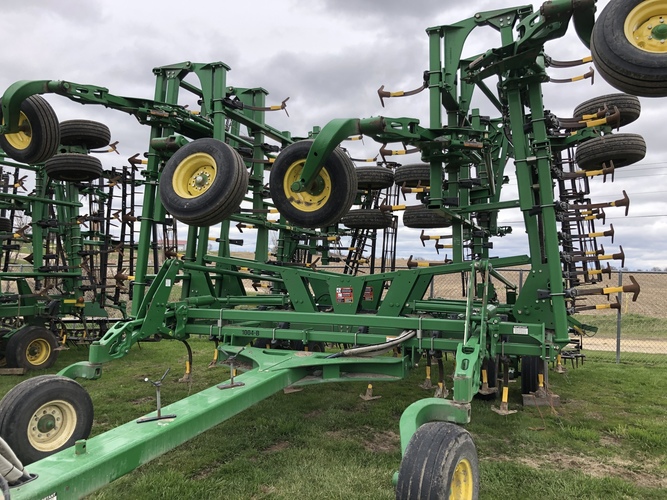 John Deere 2210