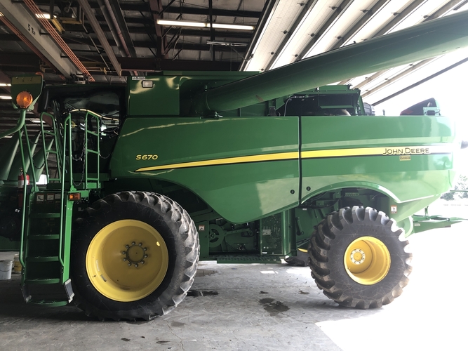 John Deere S670