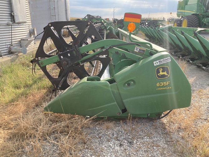 John Deere 635F