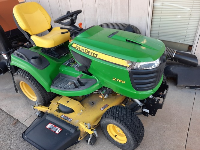 John Deere X750