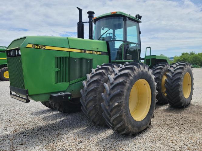 John Deere 8760