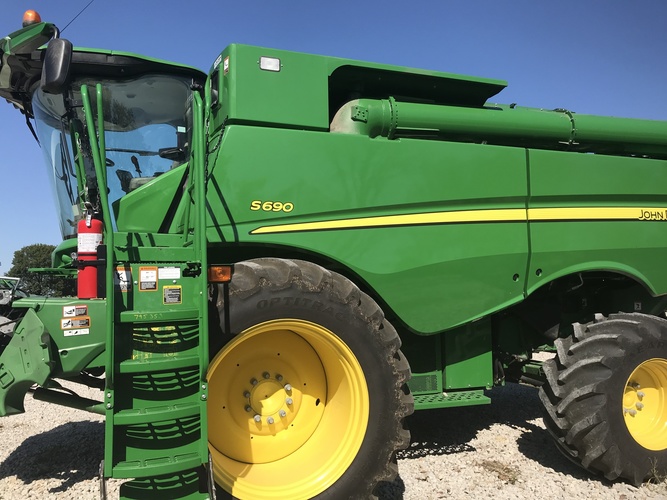 John Deere S690
