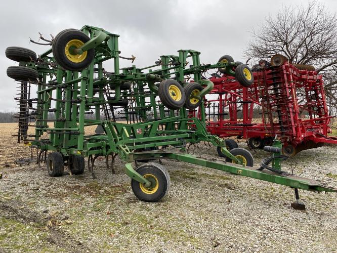 John Deere 2210