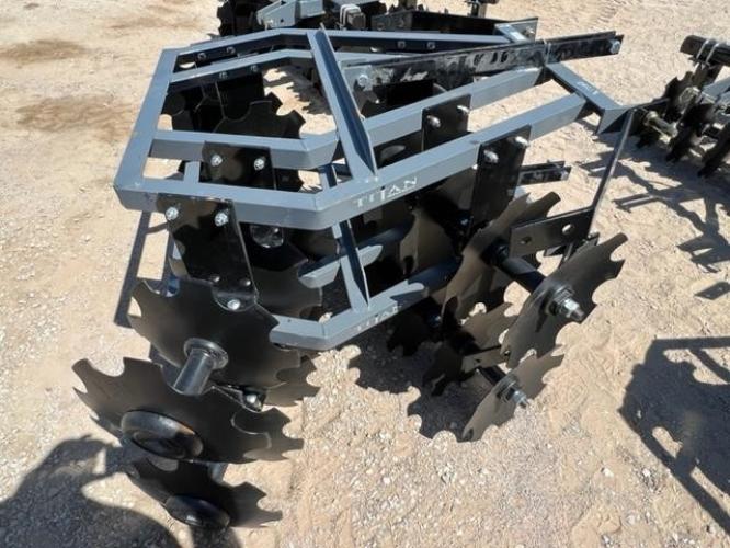 TITAN IMPLEMENT 7112